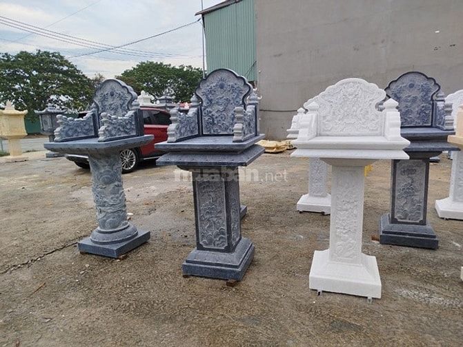 bàn thờ thần linh bằng đá ngoài trời