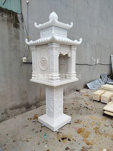 bàn thờ thần linh bằng đá ngoài trời
