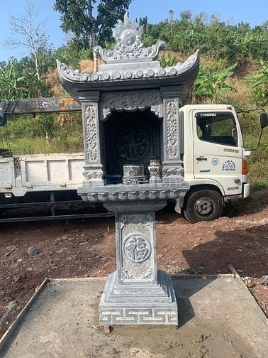 bàn thờ thần linh bằng đá ngoài trời