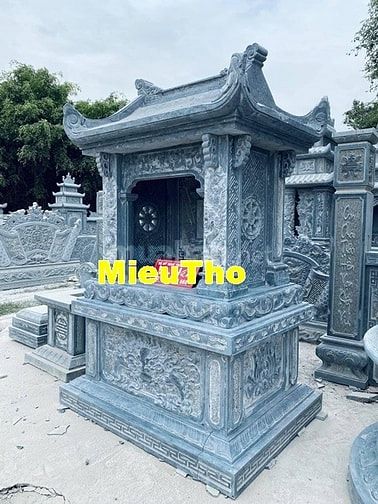 bàn thờ thần linh bằng đá ngoài trời