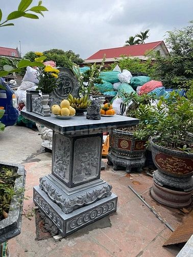 bàn thờ thần linh bằng đá ngoài trời