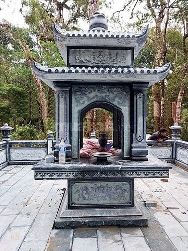 bàn thờ thần linh bằng đá ngoài trời