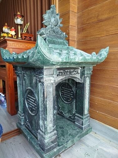 bàn thờ thần linh bằng đá ngoài trời