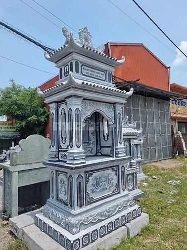 bàn thờ thần linh bằng đá ngoài trời