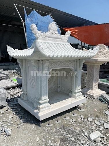 bàn thờ thần linh bằng đá ngoài trời