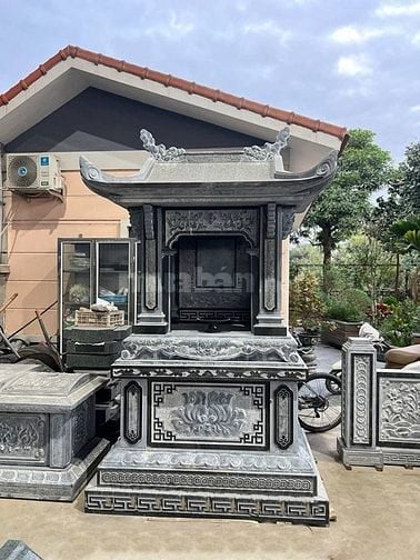 bàn thờ thần linh bằng đá ngoài trời