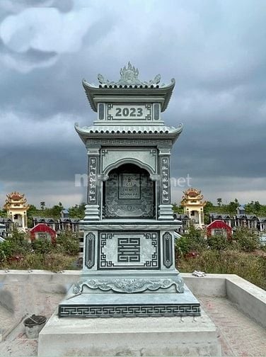 bàn thờ thần linh bằng đá ngoài trời