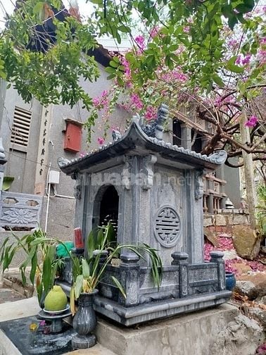 bàn thờ thần linh bằng đá ngoài trời