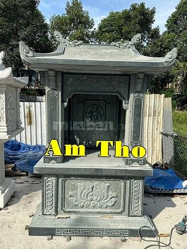 bàn thờ thần linh bằng đá ngoài trời