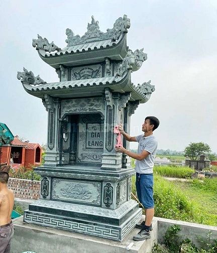 bàn thờ thần linh bằng đá ngoài trời