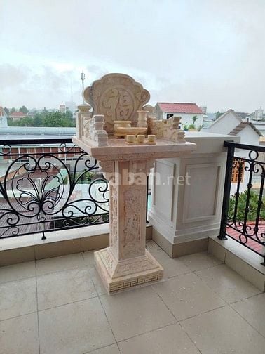 bàn thờ thần linh bằng đá ngoài trời