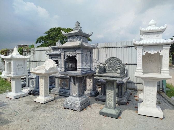 bàn thờ thần linh bằng đá ngoài trời
