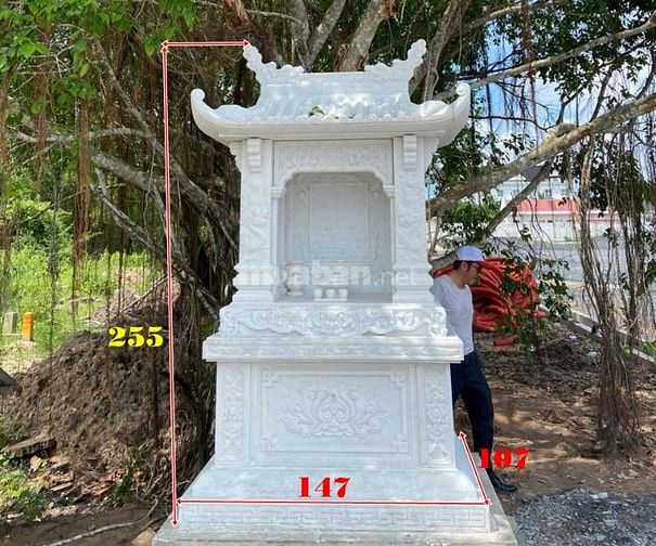 bàn thờ thần linh bằng đá ngoài trời