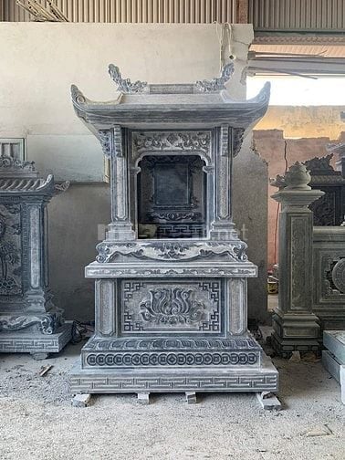 bàn thờ thần linh bằng đá ngoài trời