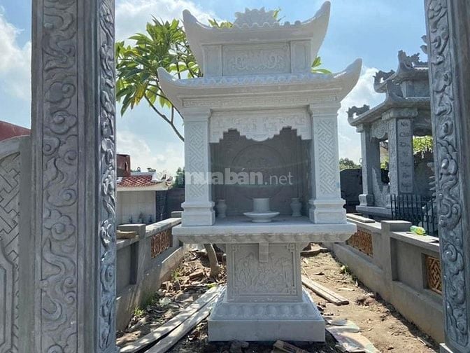 bàn thờ thần linh bằng đá ngoài trời