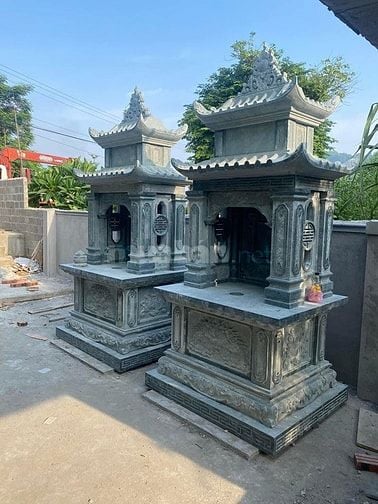 bàn thờ thần linh bằng đá ngoài trời