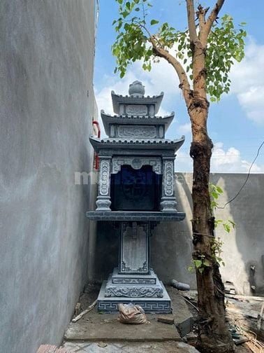 bàn thờ thần linh bằng đá ngoài trời