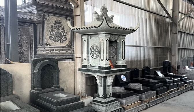 bàn thờ thần linh bằng đá ngoài trời