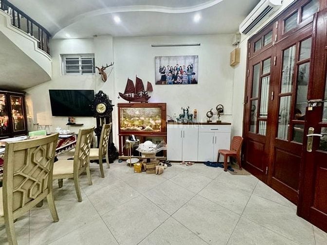 Bán nhà Lô góc siêu hiếm, Trung tâm Cầu Giấy, 4 tầng chắc chắn, giá ch