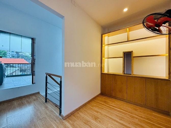 CHỦ CẦN BÁN GẤP NHÀ GẦN SÂN BAY NGANG 6M ĐÚC 2LẦU 3PN FULL NỘI THẤT