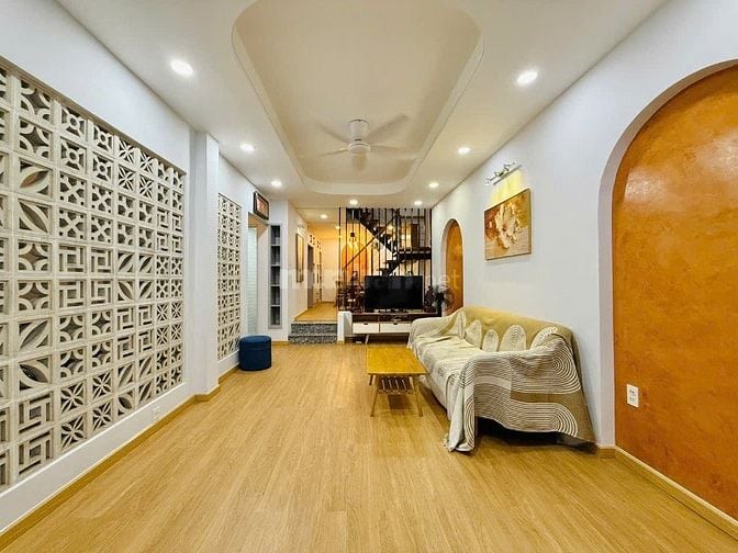 CHỦ CẦN BÁN GẤP NHÀ GẦN SÂN BAY NGANG 6M ĐÚC 2LẦU 3PN FULL NỘI THẤT