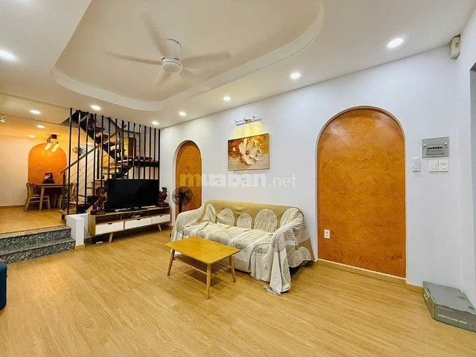 CHỦ CẦN BÁN GẤP NHÀ GẦN SÂN BAY NGANG 6M ĐÚC 2LẦU 3PN FULL NỘI THẤT