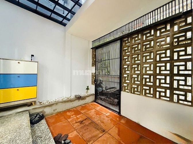 CHỦ CẦN BÁN GẤP NHÀ GẦN SÂN BAY NGANG 6M ĐÚC 2LẦU 3PN FULL NỘI THẤT