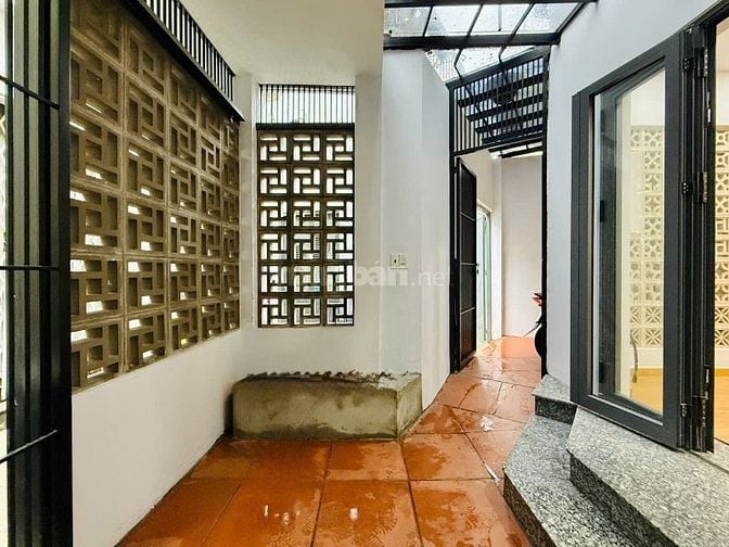 CHỦ CẦN BÁN GẤP NHÀ GẦN SÂN BAY NGANG 6M ĐÚC 2LẦU 3PN FULL NỘI THẤT