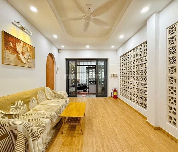 CHỦ CẦN BÁN GẤP NHÀ GẦN SÂN BAY NGANG 6M ĐÚC 2LẦU 3PN FULL NỘI THẤT
