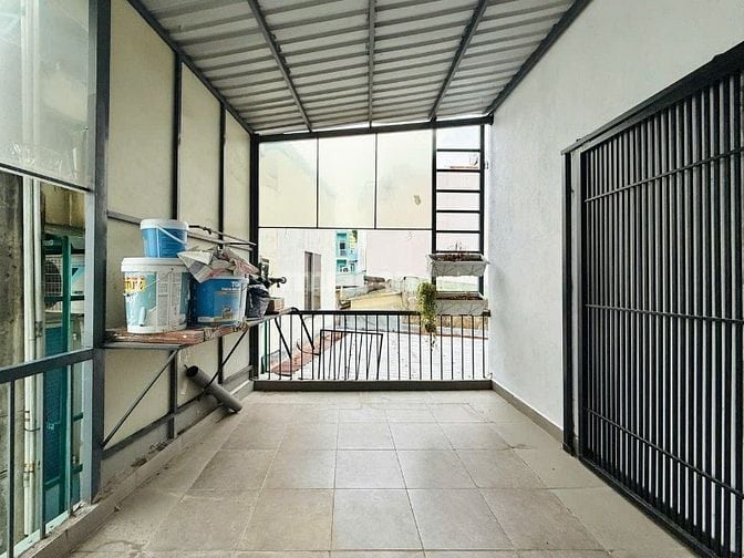 CHỦ CẦN BÁN GẤP NHÀ GẦN SÂN BAY NGANG 6M ĐÚC 2LẦU 3PN FULL NỘI THẤT
