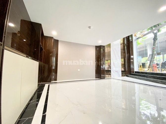 Cần bán nhà mặt đường Phạm Văn Đồng. SĐ 46m2x6T, MT 6,3m. Giá 20,6 tỷ.