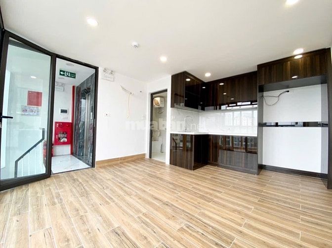 Cần bán nhà mặt đường Phạm Văn Đồng. SĐ 46m2x6T, MT 6,3m. Giá 20,6 tỷ.