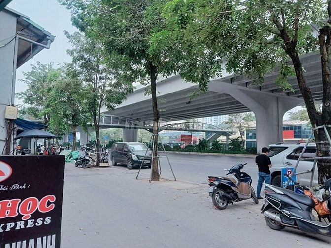 Cần bán nhà mặt đường Phạm Văn Đồng. SĐ 46m2x6T, MT 6,3m. Giá 20,6 tỷ.