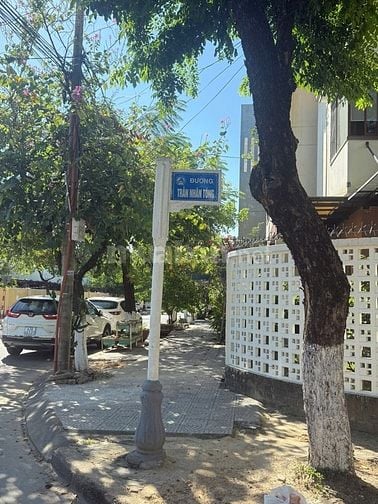 Bán căn nhà 3 tầng to đùng, diện tích đẹp, vị trí quá tuyệt vời