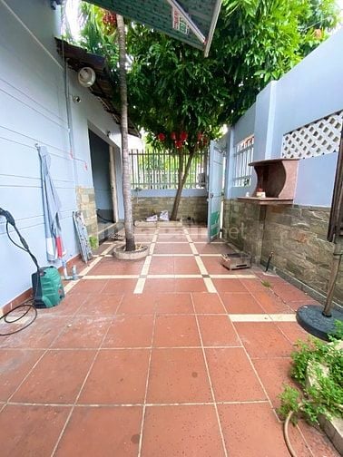 Bán nhà diện tích khuông viên 200m2 - Góc 2 mặt đường xe hơi 8m - Cạnh