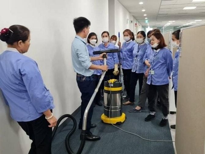 CẦN GẤP 5 TẠP VỤ HÈ và dán tem TẠI CỬA HÀNG 2025