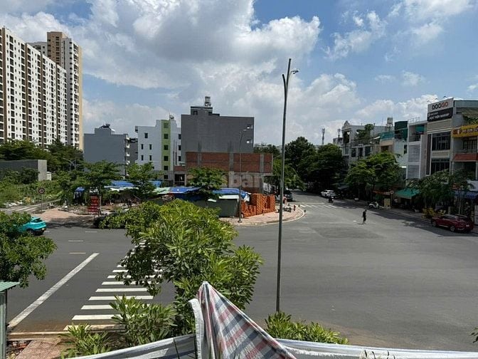 Cần cho thuê nhà căn góc hai mặt tiền đường 30m.