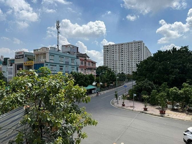 Cần cho thuê nhà căn góc hai mặt tiền đường 30m.