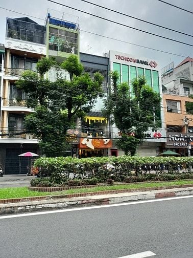 Cho thuê nhà 3 lầu, Mặt tiền Bàu Cát đôi 30m, P.14, Tân Bình 