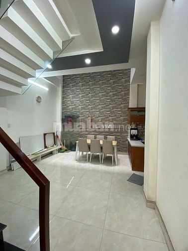 Sang nhượng gấp căn nhà mặt tiền Nguyễn Hồng Đào, P14, Tân Bình