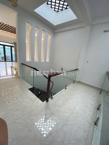 Sang nhượng gấp căn nhà mặt tiền Nguyễn Hồng Đào, P14, Tân Bình