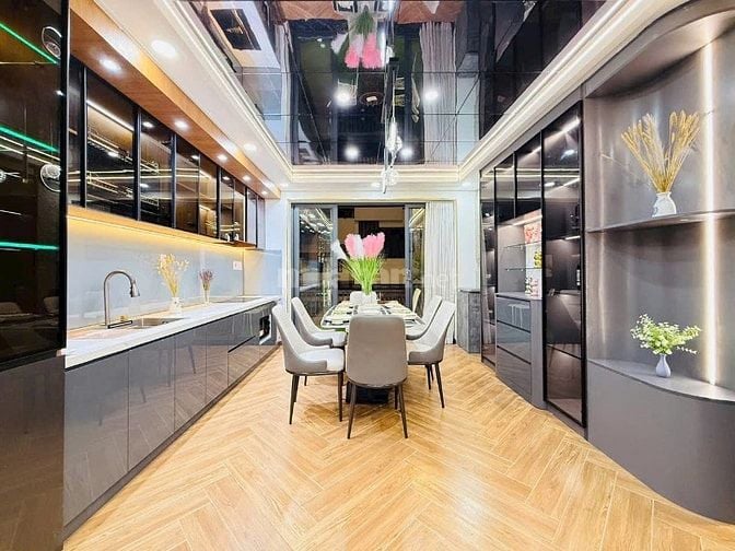 bán nhà SIÊU PHẨM, KHU VÍP ĐẲNG CẮP 68, DT 4M X 18M CÓ THANG MÁY, 