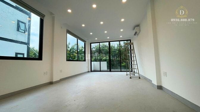 Cho thuê tòa nhà văn phòng, sàn trống, thang máy, 4 sàn, mới 100%