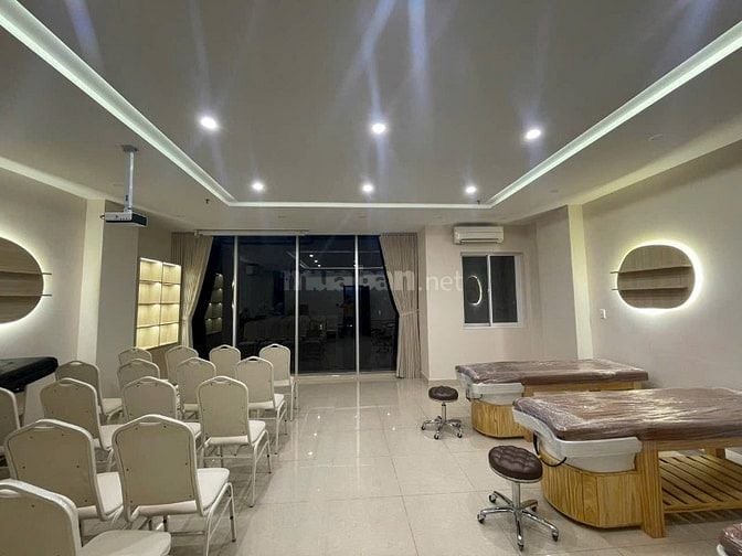 TÒA NHÀ :DT:7m X11m / 8TẦNG LẦU/GIÁ:90triệu/tháng