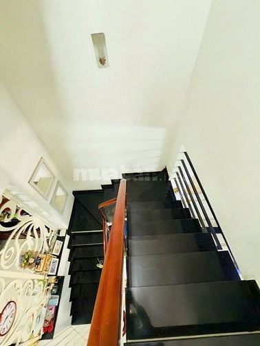 Bán nhà 4x20m trệt 2 lầu sân thượng. MT Đường mễ cốc P15Q8