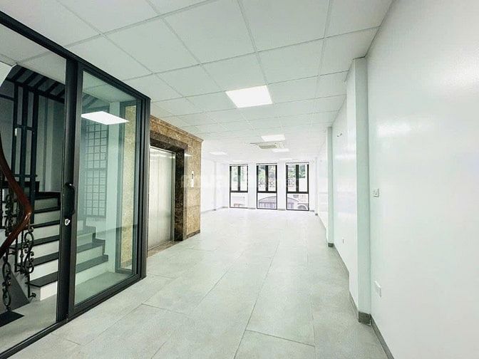 TOÀ NHÀ VP – OTO TRÁNH – TRUNG TÂM – THANG MÁY – CÓ HẦM