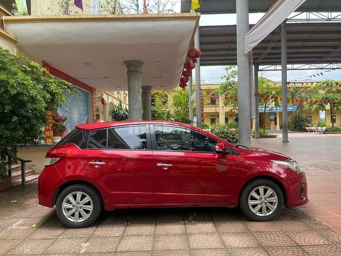 Gia đình cần bán chiếc xe ô tô Toyota Yarit 1.3 G sx 2015 màu đỏ