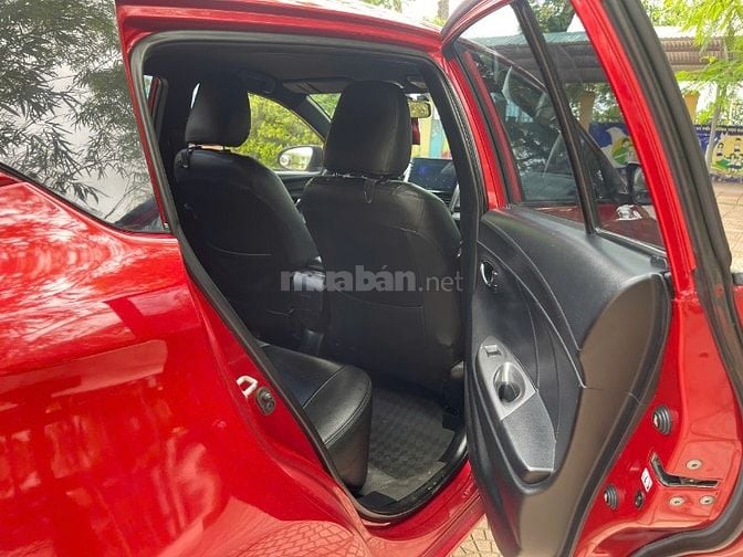 Gia đình cần bán chiếc xe ô tô Toyota Yarit 1.3 G sx 2015 màu đỏ