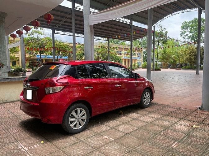 Gia đình cần bán chiếc xe ô tô Toyota Yarit 1.3 G sx 2015 màu đỏ
