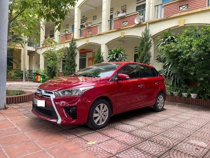 Gia đình cần bán chiếc xe ô tô Toyota Yarit 1.3 G sx 2015 màu đỏ